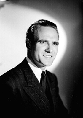 Charles Laila, cantante de ópera, sonríe, retrato
