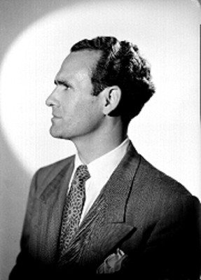 Charles Laila, cantante de ópera, con corbata floreada, retrato de perfil
