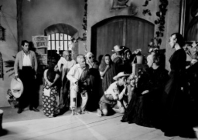 María Douglas y actores en escena de la obra: Un alfiler en los ojos