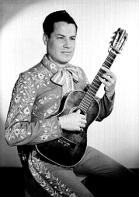 Daniel Flores, cantante, con traje de charro y guitarra, retrato