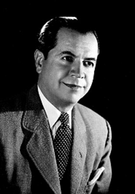 Jesús Martinez Gil, en tres cuartos de perfil con traje formal, retrato