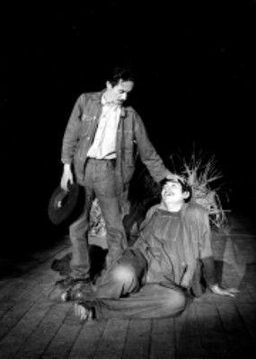 Actores en una escena de la obra de teatro La Fuerza Bruta