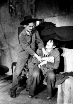 Actores en una escena de la obra de teatro La Fuerza Bruta
