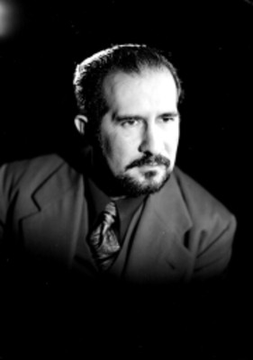 Sr. Gonzalez Contreras, escritor, viste de traje y corbata, retrato
