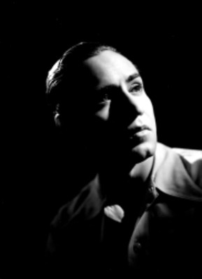 Jose Cruz, escritor, con rostro resaltado, retrato