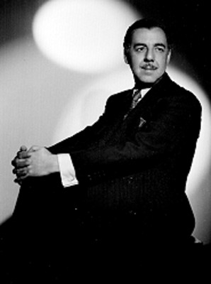 Fernando Soler sentado en actitud desenfadada, retrato