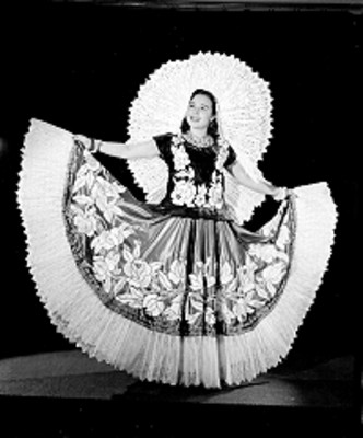 Flor Silvestre con atuendo folklorico, retrato
