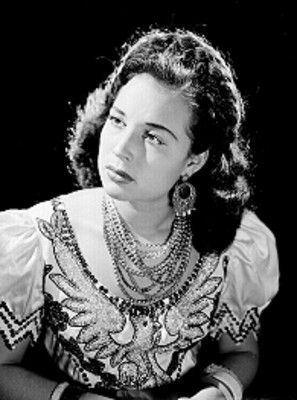 Flor Silvestre sentada con traje folclorico bordado en lentejuela, retrato