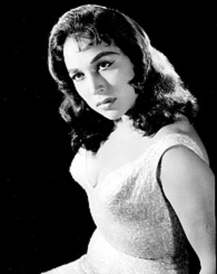 Flor Silvestre sentada con vestido de gala y escote, retrato
