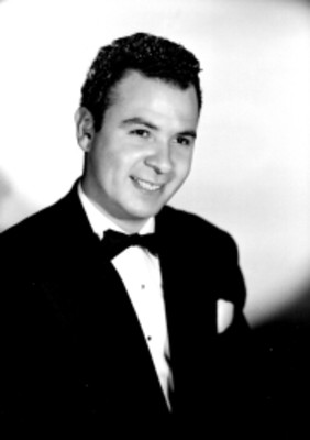 Antonio Aguilar, cantante, viste de smoking, sonríe, retrato