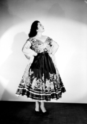 Rosa Linda, de pie con vestido folklorico bordado y rebozo, retrato