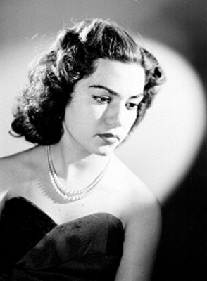 Rosa de Castilla, con vista baja a su izquierda y vestido de hombros descubiertos, retrato