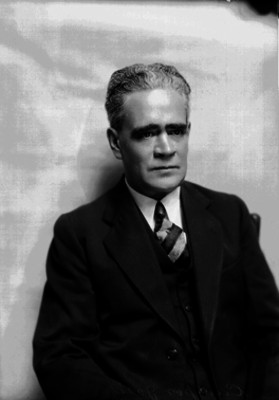 José Campos, periodista, en un estudio fotográfico, retrato