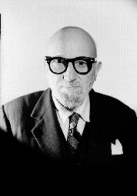 Leon Felipe, escritor, viste de traje y corbata, usa anteojos, retrato