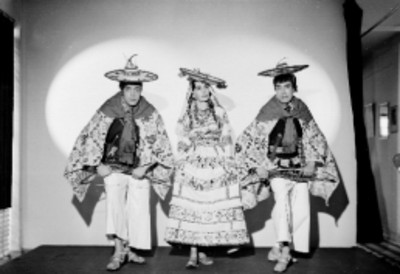 Bailarines folkloricos de frente y de pie, retrato
