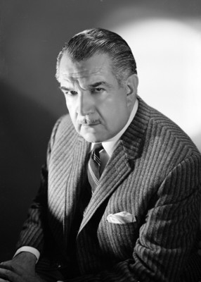 Miguel Ángel Ferriz, sentado en tres cuartos de perfil, mira al frente, viste formal, retrato