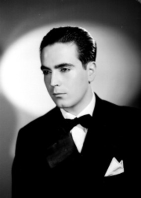 Manuel López, guitarrista, viste de smoking, retrato de perfil
