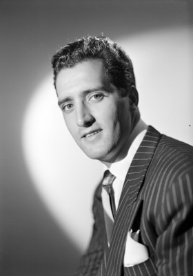 Abel Salazar, actor, viste de traje a rayas y corbata, sonríe, retrato de perfil