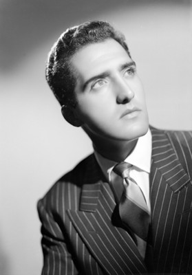 Abel Salazar, actor, viste de traje a rayas y corbata, retrato