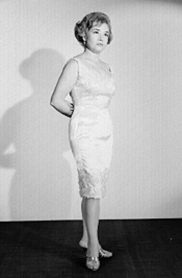 Rebeca San Roman, de pie con vestido ceñido y brazos a la espalda, retrato