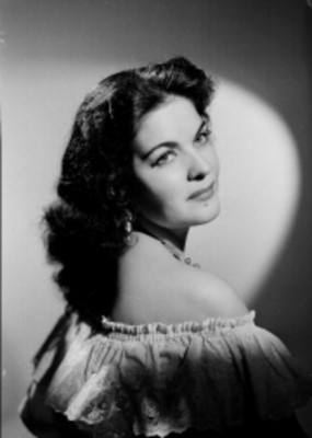 Alma Riva de perfil izquierdo, retrato