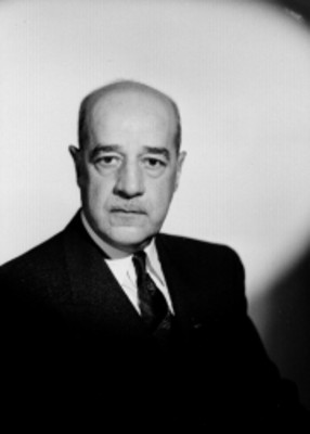 Francisco Muñoz, actor, viste de traje y corbata, retrato