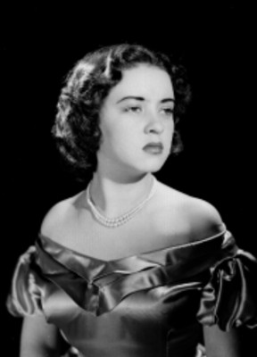 Leticia Valencia, mira a la izquierda, usa vestido de hombros desnudos, retrato