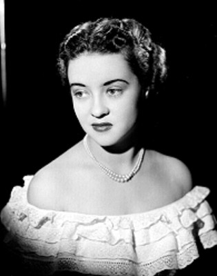 Leticia Valencia, rostro a la derecha y hombros desnudos, retrato