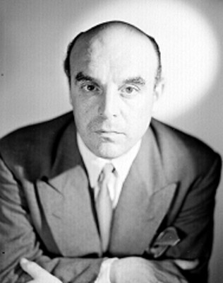 Roberto Vicente, cruza los brazos al frente, viste saco y corbata, retrato