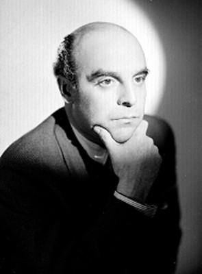Roberto Vicente, en actitud reflexiva coloca mano izquierda en el menton, retrato