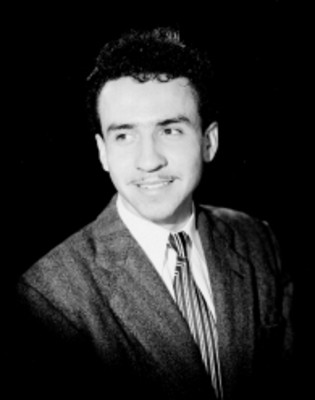 Reynaldo Treviño, sonríe y mira a la derecha, viste formal, retrato