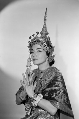 Xenia Zarina, con atuendo oriental, fondo claro, retrato