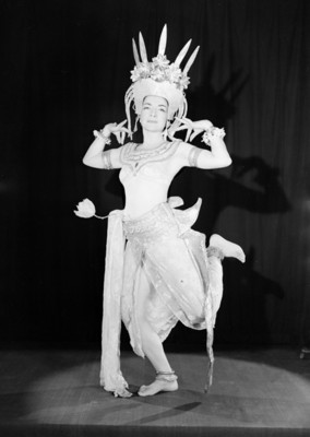 Xenia Zarina, hace figura dancística oriental, retrato