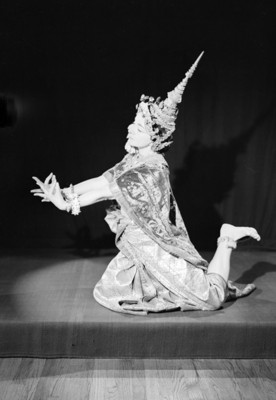 Xenia Zarina, de perfil izquierdo y de rodillas al piso muestra su danza, retrato