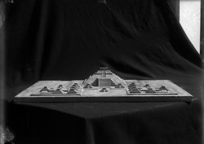 Maqueta de la Pirámide de la Luna y edificios circundantes, Teotihuacán