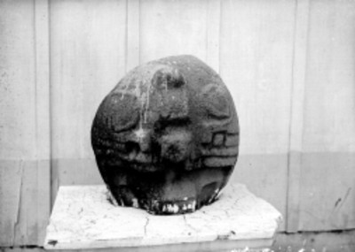 Escultura con relieve zoomorfo en exhibición