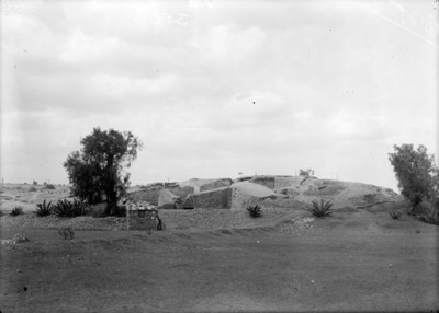 Casa rústica junto a construcción prehispánica, vista panorámica