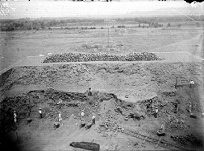 Hombres realizan trabajos de excavación en montículo de Teotihuacán