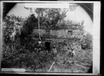 Hombres frente a ruinas prehispánicas en Yucatán