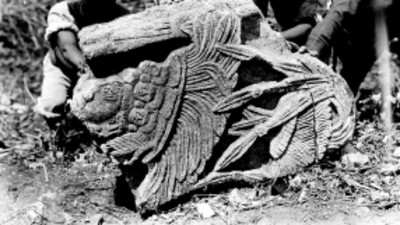 Trabajador sostiene una lápida con bajorrelieve antropomorfo