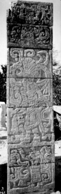 Columna con la representación de un guerrero en bajorrelieve