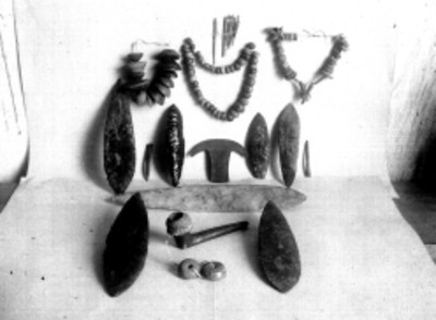 Lote de cuchillos de obsidiana, collares, agujas y pipa prehispánicos