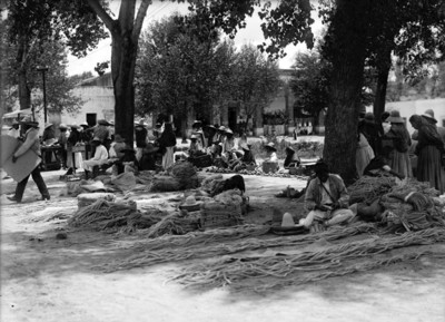 Tianguis en el centro del poblado