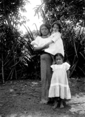 Mujer y niñas otomíes, retrato de grupo