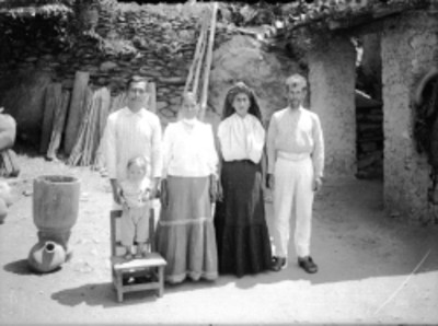 Familia indígena en el patio de una casa, retrato de grupo