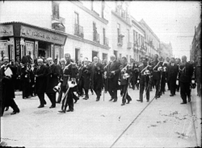Porfirio Díaz y su comitiva desfilan por calles de la ciudad de México