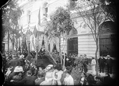 Gente durante ceremonia de inauguración del Reloj Otomano
