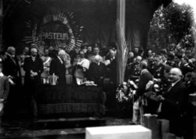 Porfirio Díaz durante la colocación de la primera piedra para el monumento a Pasteur