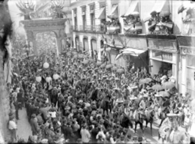 Rurales a caballo desfilan durante los festejos del Centenario de la Independencia