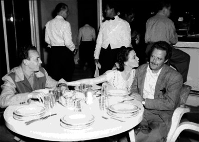 René Cardona reunido con Marga López y Armando Calvo en la mesa de un restaurante